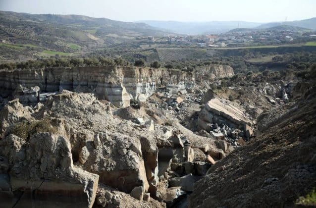 Depremde Hatay da dev yarık Zeytinlik ikiye bölündü vadi oluştu