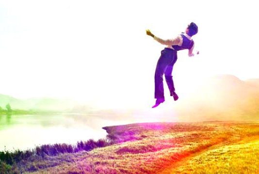 Aşk: Ayaklarımızı yerden kesen güç!