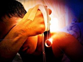 Derinden kesilmiş bir tırnak acısıdır aşk