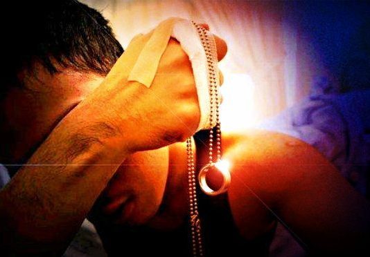 Derinden kesilmiş bir tırnak acısıdır aşk