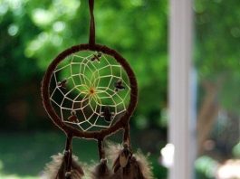 Akıl kârı olan işlerle uğraşmak gerek herkes gibi. Herkes gibi olursan rahat edersin. Ne aklından zorun olur, ne de insanların seninle zoru...