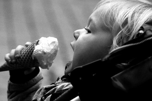 dondurma ve çocuk insan