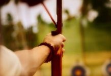 Sevgili Yay Olmuş Aşk Okunu Kendisine Fırlatıyor