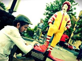 Siyasette de Mcdonaldlaşma yaşanıyor. Sınırlı menü, benzer tat ve koku. Small, large ve extra large. YE ve GİT!*