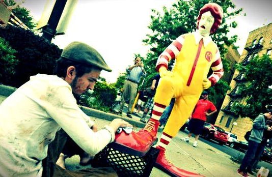 Siyasette de Mcdonaldlaşma yaşanıyor. Sınırlı menü, benzer tat ve koku. Small, large ve extra large. YE ve GİT!*