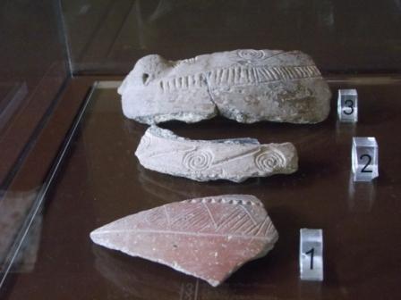 Korakou'dan Erkek Kiklad tarzı çanak çömlekler. Adalarla iletişim ve etkileşimi gösteriyor