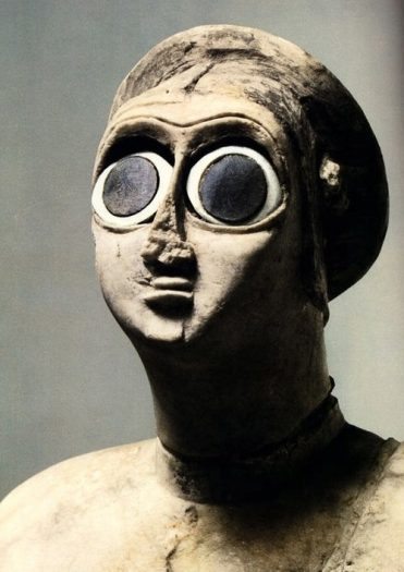 Gözleri istiridye kabuğundan yapılmış sümer heykel örneği