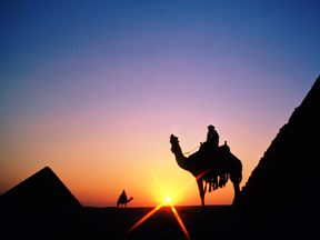 mısır piramit gün batımı deve çölde sahra çölü