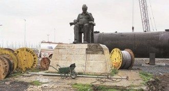 Yaşar Kemal heykeli