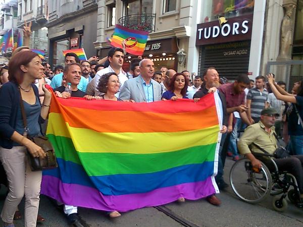 eşcinsellik onur yürüyüşü milletvekilleri hdp chp
