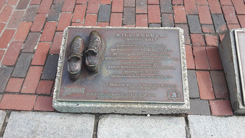 Boston Maratonu'nu dört kez kazanmış olan Bill Rodgers onuruna verilmiş bronz plaket
