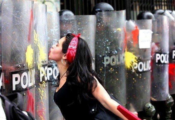 gezi parkı direnişi domino polis polisi öpen kadın