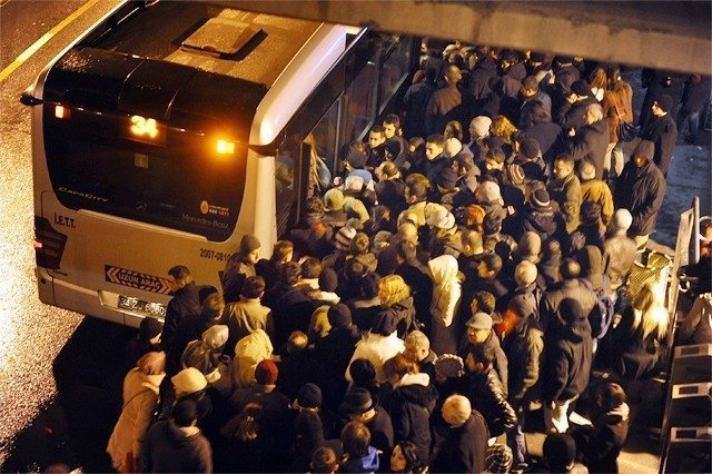 metrobüs metrobüslüler istanbul işkence trafik kalabalık metrobüs kalabalığı