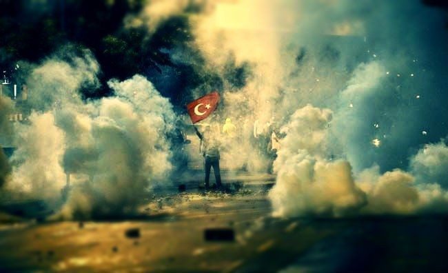 kutuplaşma politikası gezi parkı türk bayrağı