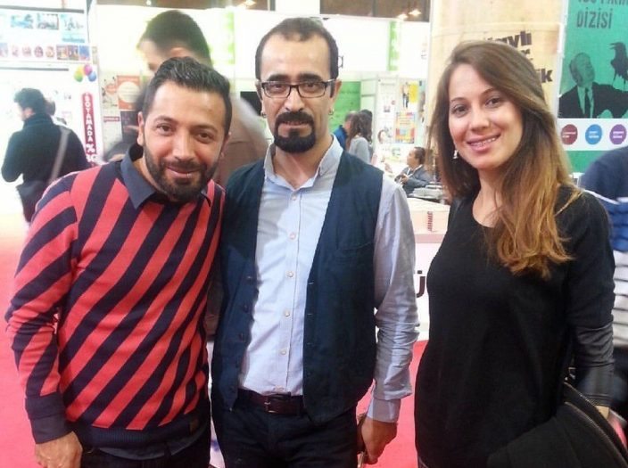 (Soldan sağa) Aşkım Kapışmak, İnkılap Yayınevi Editörü Ahmet Bozkurt ve Gizem Serra Sözen