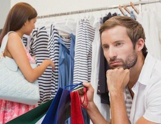 Ahir zamanda 70 bin çeşit ürünle yüz yüze gelen insanoğlu. Mutfak doluyor, buzdolabı taşıyor. Eve gelince poşetlerden huzur ve kanaat çıkmıyor.