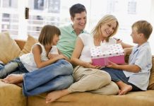 Annelere neden babalardan daha fazla hediye alırız? İngiltere'de yapılan bir araştırmaya göre kız ve erkek çocukları annelerine hediye konusunda babalarına kıyasla daha cömert davranıyor.