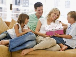 İngiltere'de yapılan bir araştırmaya göre kız ve erkek çocukları annelerine hediye konusunda babalarına kıyasla daha cömert davranıyor.