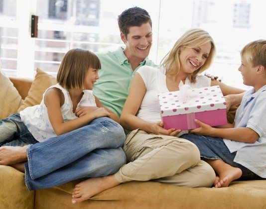 İngiltere'de yapılan bir araştırmaya göre kız ve erkek çocukları annelerine hediye konusunda babalarına kıyasla daha cömert davranıyor.