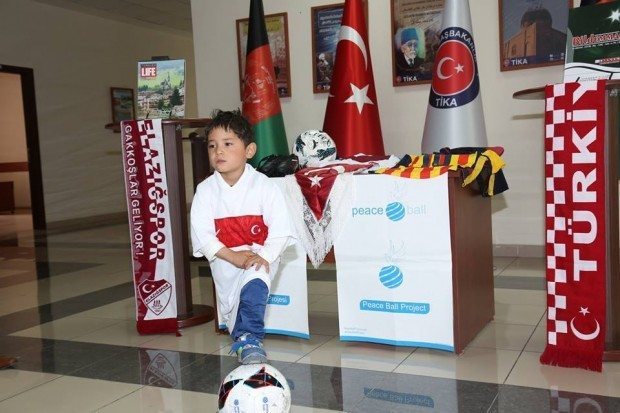 Messi Murtaza'ya Türkiye'den Barış Topu Hediyesi