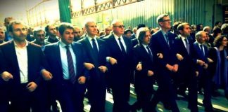 İsrail ve Belçika'nın da aralarında bulunduğu 19 ülkeden Başkonsoloslar ve İstanbul'un farklı ilçelerinden belediye başkanları Taksim İstiklal Caddesi'nde teröre hayır yürüyüşü düzenledi.