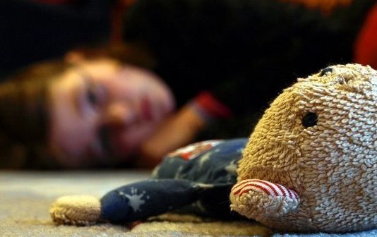 Uzmanlar, çocuklara yönelik ihmal ve istismarı önlemek için çocuk koruma programlarının geliştirilmesini gerektiğine dikkat çekiyor.