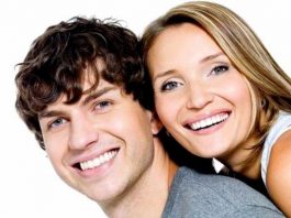 Diş beyazlatma uygulaması diş ve diş etlerine zarar verir mi? Diş rengi kaç ton beyazlatılıyor ve ne kadar sürüyor?