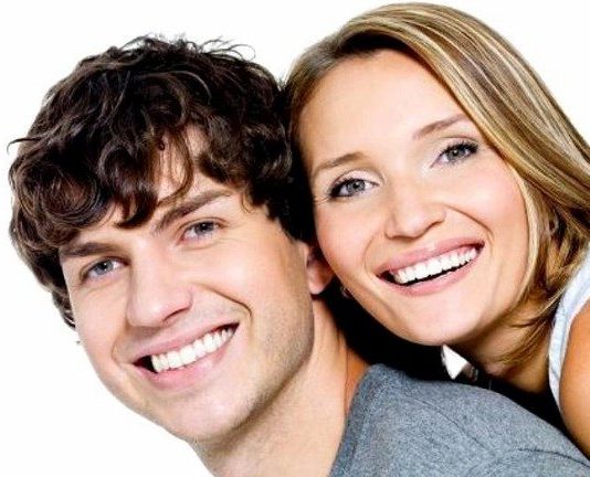 Diş beyazlatma uygulaması diş ve diş etlerine zarar verir mi? Diş rengi kaç ton beyazlatılıyor ve ne kadar sürüyor?