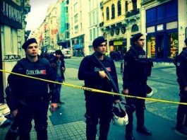İstiklal Caddesi ve Taksim Meydanı kapatıldı. Reuters'ın haberine göre terörist hedefine ulaşamadan korkudan patlattı.