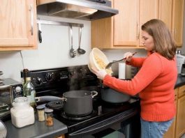 Ev kazalarına en çok kadınlar maruz kalıyor. Acil Servislere gelen başvuranların yüzde 25'i ev kazalarından kaynaklanıyor.