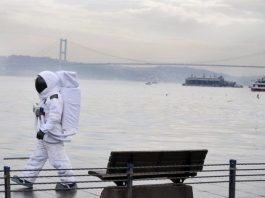 Uzaylı X'in Dünya gezegenindeki teşhir macerası