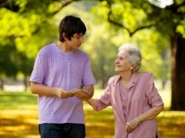 Yaşlılık psikolojisini yalnız kalma ve ölüm korkusunun beslediğine dikkat çeken uzmanlar, bu dönemde sosyalleşme huzurevi