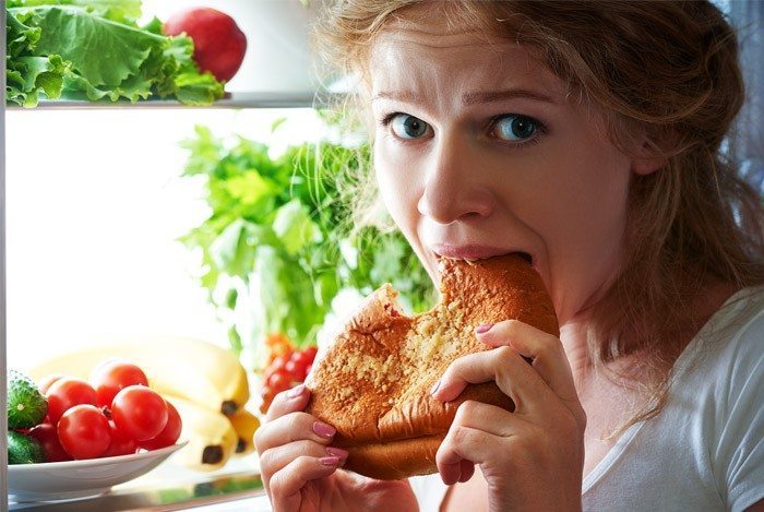 Sofraya oturduğunuzda ilk planladığınızdan daha fazla mı yiyorsunuz? Aç olmasanız bile yemek mi istiyorsunuz? Doyduktan sonra bile yemeye devam mı ediyorsunuz? Sizde de yemek bağımlılığı olabilir...