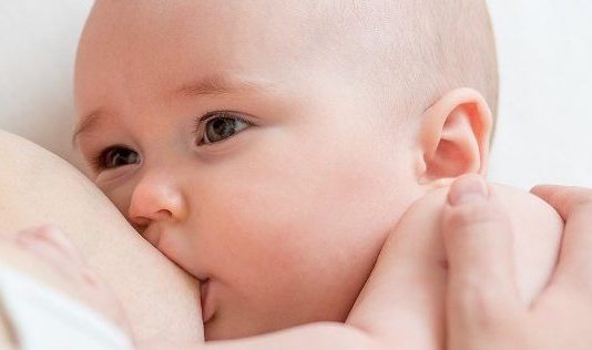 Emzirme hem anne hem de bebek için çok önemli! Peki sağlıklı anne sütü için nasıl beslenmeli? İşte dikkat edilmesi gereken 15 öneri...