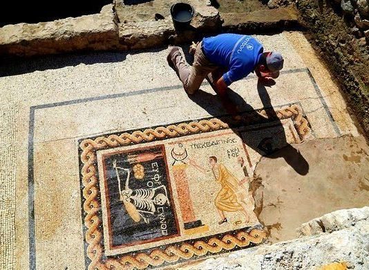Hatay'ın Antakya ilçesinde yürütülen arkeolojik çalışmalarda bulunan mozaik herkesi şaşırttı. Tarihi mozaiğin üstünde Grekçe "Neşeli ol hayatını yaşa" yazıyor.