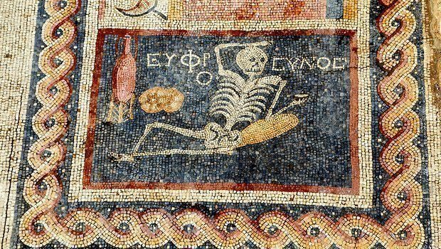 Hatay'ın Antakya ilçesinde yürütülen arkeolojik çalışmalarda bulunan mozaik herkesi şaşırttı. Tarihi mozaiğin üstünde Grekçe "Neşeli ol hayatını yaşa" yazıyor.