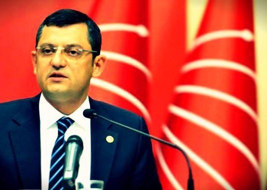 TBMM'nin kuruluşu dolayısıyla düzenlenen 23 Nisan resepsiyonu 2016 yılı için iptal edilmişti. CHP alternatif resepsiyon düzenleme kararı aldı. CHP Grup Başkanvekili Özgür Özel, 23 Nisan'da CHP Genel Başkanı Kılıçdaroğlu'nun Meclis'te grup toplantısı düzenleyeceğini söyledi; "Genel Başkanımız çocuklarla ve Türkiye'nin farklı kesimlerinden insanlarla bir araya gelecek" dedi.