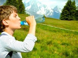 Türkiye'de çocuklar önerilenden %45 daha az sıvı tüketiyor. Çocukların yetişkinlere göre neden daha fazla su içmesi gerekiyor?