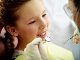 Çocuklarda ilk diş kontrolü ne zaman yapılmalı? Diş hekimi korkusu olan çocuklara nasıl yaklaşılmalı? Dişler ne zaman fırçalamaya başlanmalı?