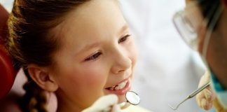 Çocuklarda ilk diş kontrolü ne zaman yapılmalı? Diş hekimi korkusu olan çocuklara nasıl yaklaşılmalı? Dişler ne zaman fırçalamaya başlanmalı?