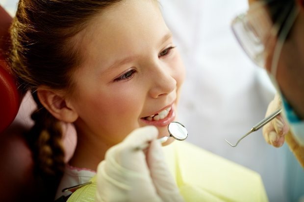 Çocuklarda ilk diş kontrolü ne zaman yapılmalı? Diş hekimi korkusu olan çocuklara nasıl yaklaşılmalı? Dişler ne zaman fırçalamaya başlanmalı?