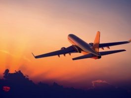 Uzun saatler süren uçak yolculuğundan kaynaklanan Jet Lag olarak tanımlanan geçici uyku bozukluğunu, basit önlemlerle alt etmek mümkün.