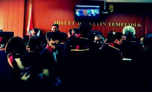 Karaman'da Ensar Vakfı ve İmam Hatip Okulları Mezunları Derneği KAİMDER'in işlettiği yurtta 10 yaşlarında olan 45 erkek öğrenciye cinsel istismarda bulunduğu iddiasıyla tutuklanan öğretmen Muharrem Büyüktürk hakim karşısına çıktı. Mahkeme heyeti Büyüktürk'ü 508 yıl 3 ay hapis cezasına çarptırdı.