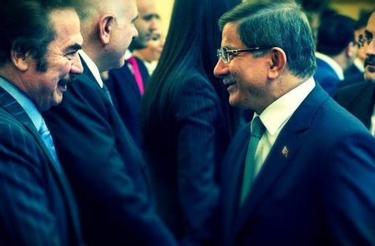 Başbakan Davutoğlu'nun da katıldığı Kültürel Kalkınma Programı Toplantısı'nda söz alan Orhan Gencebay, sanatçıların yaşadığı zorluklardan bahsetti. Müzik sektörünün çökmek üzere olduğuna dikkat çeken sanatçı, Kültür Bakanlığını eleştirerek "utanç duyuyorum" dedi.