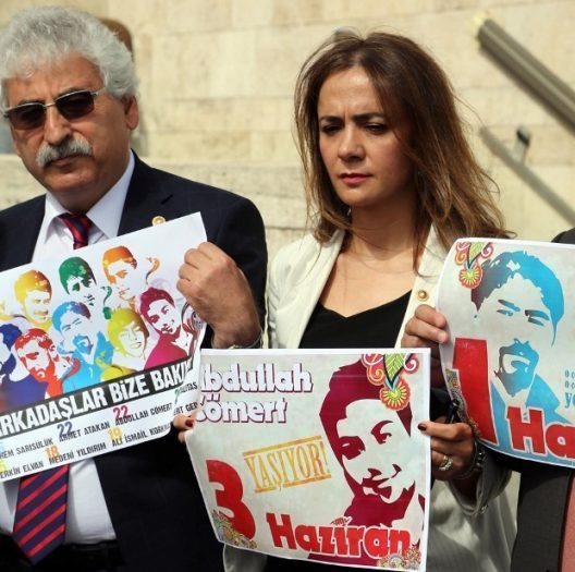 CHP'li bazı milletvekilleri, Gezi olaylarının 3. yılı nedeniyle Meclis'te eylem yaptı. Milletvekilleri "Gezi'yi unutmayacağız, unutturmayacağız" dediler.