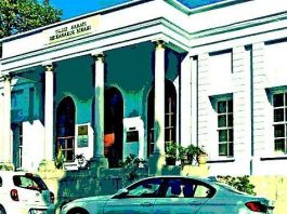 Mimarlar Odası'nın İstanbul Beşiktaş'ta kullandığı bina polis zoruyla tahliye edildi. Binayı boşaltmak istemeyerek direnen 16 kişi gözaltına alındı.