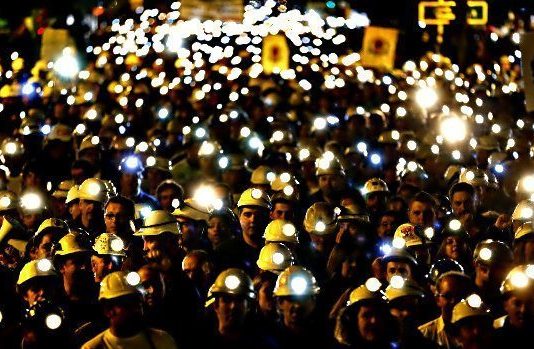 Zonguldak'ta madenciler 11 gün sonra açlık grevini bıraktılar... Değer mi be kardeşim; bak o kadar para döküp İstanbul'un fethini kutluyoruz, ne var yani sen de kuru ekmek yesen?