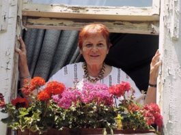 Çiçekli pencerede Türkan Saylan