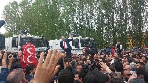 Ümit Özdağ polis barikatına çıktı