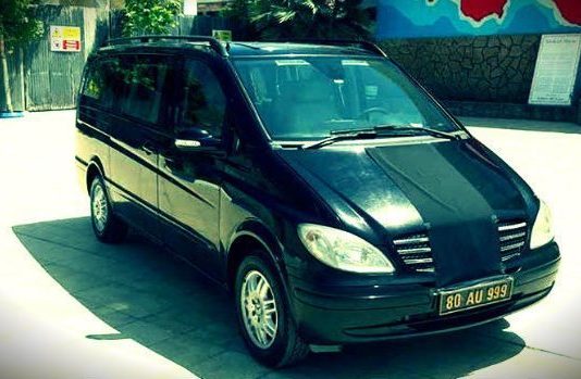 Almanya'yı protesto için makam aracını örtüyle kapattı